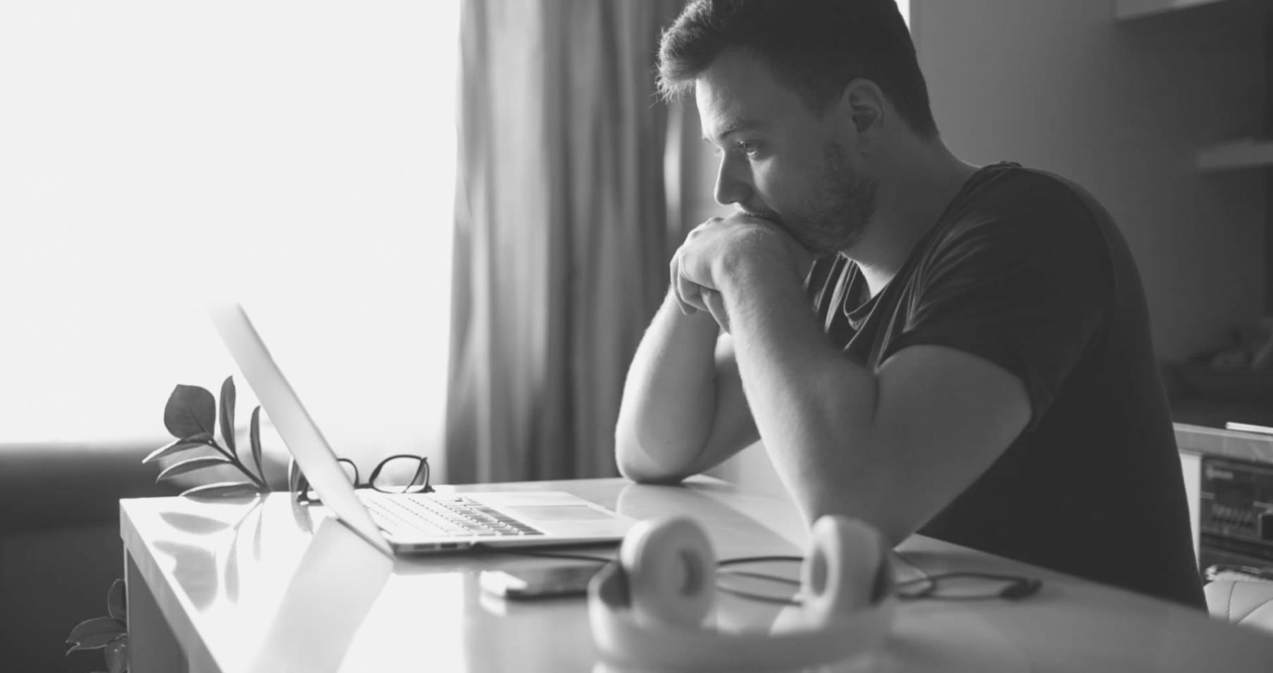 Esperto che analizza dati SEO su dispositivo mobile